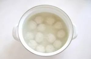 Form round balls from the minced meat and put in a saucepan with boiling water. Boil the dumplings for 20-25 minutes until tender.