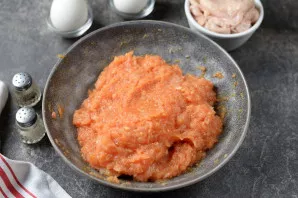 Stir the mince until smooth, beat a little.