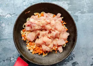 Cut the chicken, add to the vegetables, add salt, garlic, spices and fry until cooked.