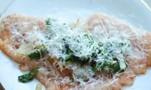 Put spinach in a pan and simmer for a couple of minutes. Then put and put on the brisket. Sprinkle with grated cheese.