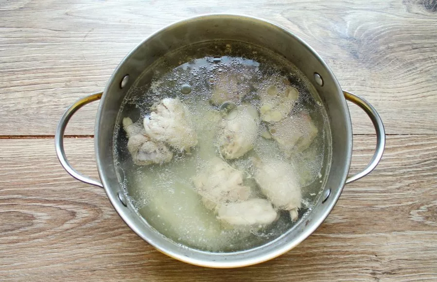 Pour water into a saucepan and place on medium heat. After boiling, boil for 30 minutes, removing the foam.