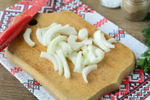 Cut the onion into half rings.