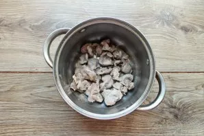 Fill the stomachs with 1.5 l of water, bring to a boil and strain the broth. Rinse the stomachs thoroughly under running water and return...