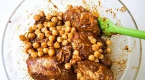 Drain the liquid from the chickpeas and mix it with the chicken, pour in lemon juice, zest and olive oil.