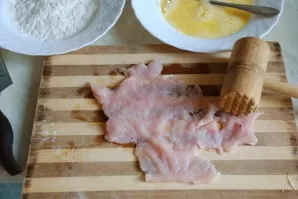 Carefully knock out chicken breasts to a thickness of 4-5 mm.