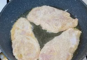Fry on both sides for 2-3 minutes. Then put on a paper towel to drain the excess oil.