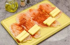 Cut the hard cheese into 8 sticks. Put two pieces of cheese on the edge of each piece of chicken.