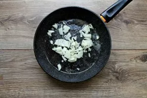 Finely chop the onion and put in a pan. Reduce the heat to medium and, stirring, saut for 3 minutes.