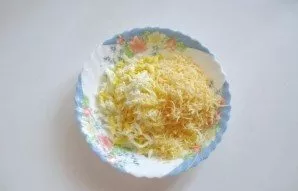 Grate any hard cheese. Boil the eggs hard, cool, peel the shell, grate, put in a bowl with cheese.