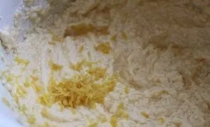 Rinse the lemon thoroughly and grate the peel, put 1 tablespoon in the dough and continue to stir with a blender.