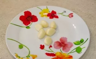 We also wash the greens and peel the garlic.