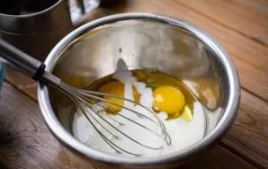 Break the eggs into a separate bowl and pour kefir. Stir until a homogeneous mixture is formed.