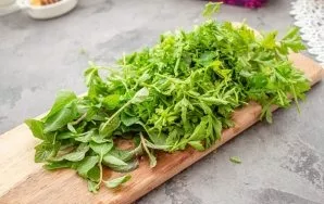 Remove green stems from the leaves.