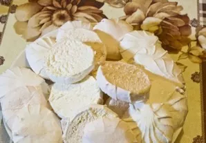 Sort the cut marshmallows. The tops should be set aside for now, they will be needed for the top layer of the cake.