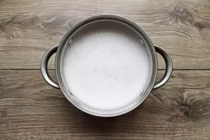 Put the peanuts in a deep container and pour the remaining water. Crush everything with a blender until smooth.