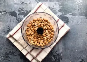 Put peanuts in a blender and stir for 2-3 minutes at medium speed.