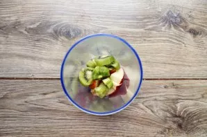 Peel the kiwis, cut into pieces and put in a blender with apples.