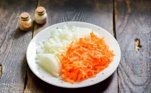 Peel carrots and onions, wash. Cut the onion into cubes, grate the carrots with a medium grater.