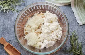 Peel the onion and grate it on a coarse grater, add to the mince. Crush the cottage cheese, and also put in a bowl.