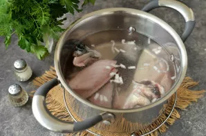 Place the head, tail, spine and bones of the sea bass in a pot with a capacity of 2.5 liters. Add finely chopped onion, pour water and bo...