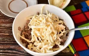 Grate the melted cheese to the fish.