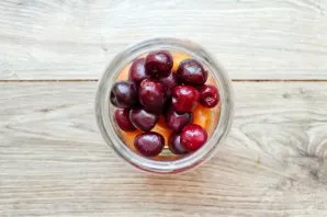 Remove the stems from the cherries and put them in a jar with apricots.