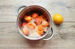 Pour apricots and syrup into a saucepan with a thick bottom.