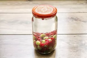 Bring the water to a boil and fill the jar with berries to the very top, cover with a lid and let stand for 15 minutes.