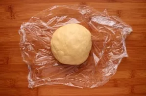 Form a ball from the dough, wrap it in cling film and put in the refrigerator for 30 minutes.