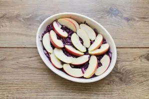 Remove the core from the apples and cut into slices, put on top of the cabbage.