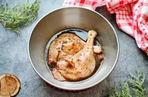 With the resulting marinade, pour the duck and put it in a cold place for three hours.