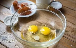 Break the eggs into a large bowl, add vegetable oil and add salt.