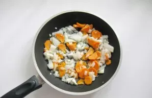 Pour in sunflower oil and, stirring, simmer the vegetables over low heat for 7-8 minutes.