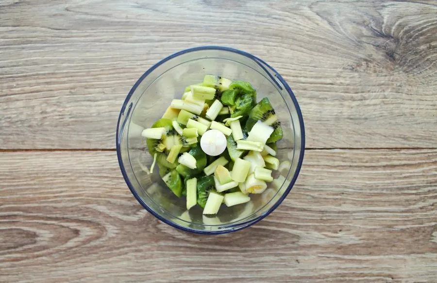 Cut the celery into pieces and add to the fruit.