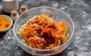 Add salt, pepper, garlic and spices to the ingredients, mix everything.