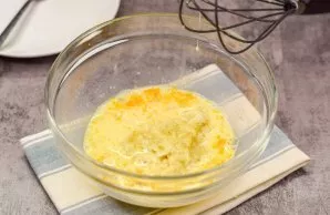 Stir everything with a whisk and add the grated banana.