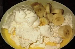 We beat the eggs and the remaining sugar. Mix them with pieces of cottage cheese and bananas. Add honey and sour cream. Beat the mixture ...