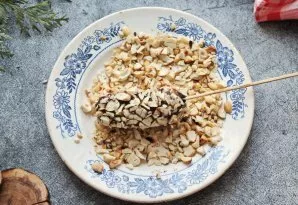 Smeared with cream bananas, roll in nuts. You can slightly press the nuts with your hands.
