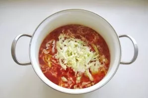 When the potatoes, beets, carrots and onions are almost ready, add young, finely chopped cabbage to the pan.