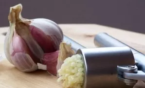 We clean the garlic and pass it through a press.