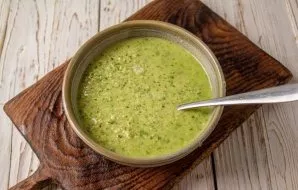 Pour the prepared sauce into a suitable bowl. Its consistency is not thick.