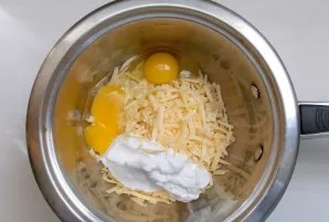 We grate the cheese on a coarse grater, beat eggs, sour cream, grate garlic.