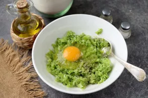 Transfer the broccoli mass to a deep bowl, beat the egg, add salt and pepper to taste.