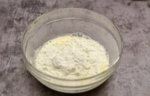 Add wheat flour and mix everything again so that there are no lumps.