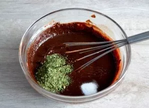 Add a pinch of salt and dry mint, mix.