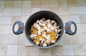 Add peeled and sliced mushrooms. Pour 300-350 ml. of water. Add salt and pepper to taste. Boil the bulgur until it is almost cooked.