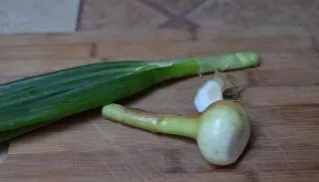 Cut the onion letters.