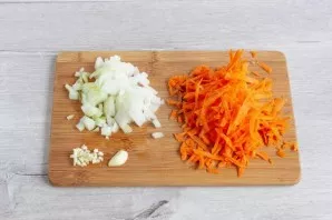 Finely chop the onion and garlic, grate the carrots on a coarse grater.