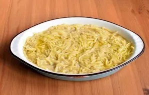 Put the mass in a greased form in a not too thick layer. Smooth and sprinkle with olive oil. Bake until golden brown, then reduce the hea...