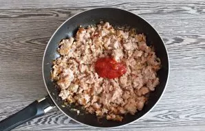 At the very end of cooking, pour tomato paste. Stir. Keep on the fire for another 5 minutes and remove.